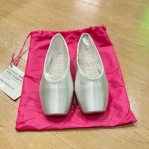 Gaynor Minden Pointe Shoes - White